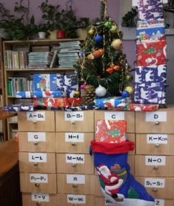 Zdjęcie biblioteki szkolnej -świąteczna dekoracja
